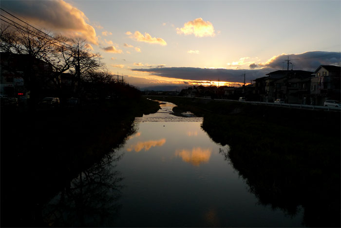 今日じゃない日の写真　夕暮れの河原