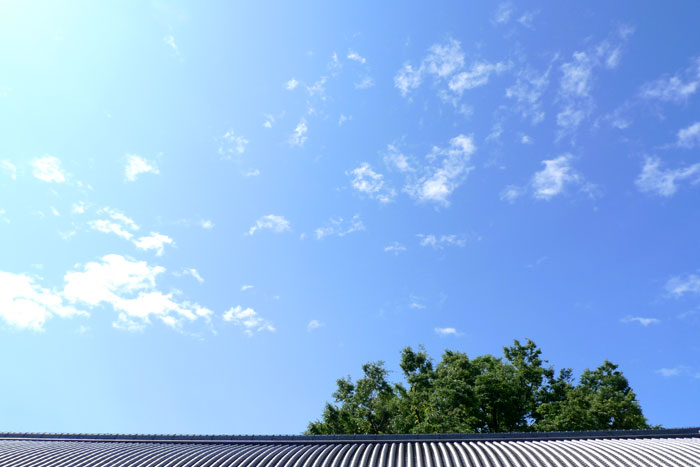 西本願寺の瓦と雲と空
