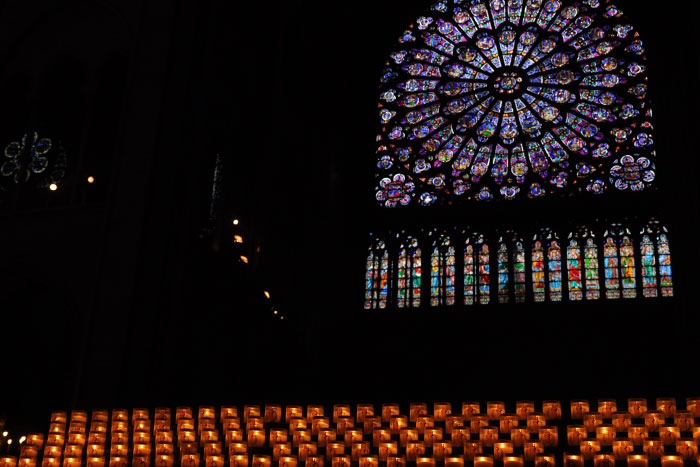 ノートルダム大聖堂 ステンドグラスとろうそくの光